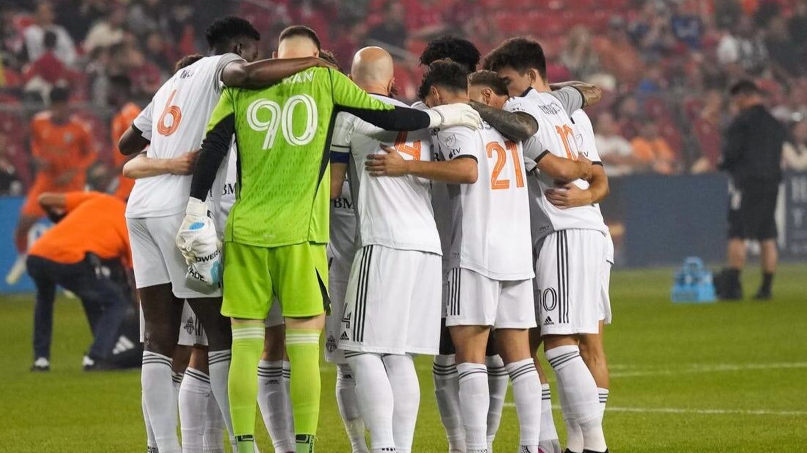 FC Cincinnati beat Toronto FC, claim Supporters&#39; Shield