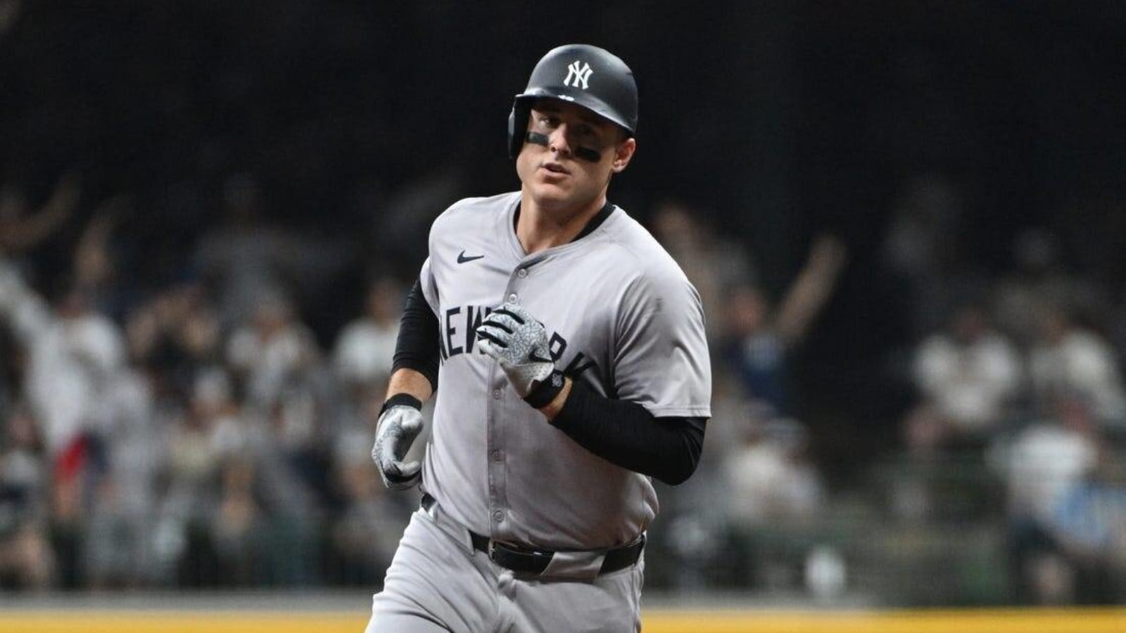 Yankees score season-high 15, pound Brewers