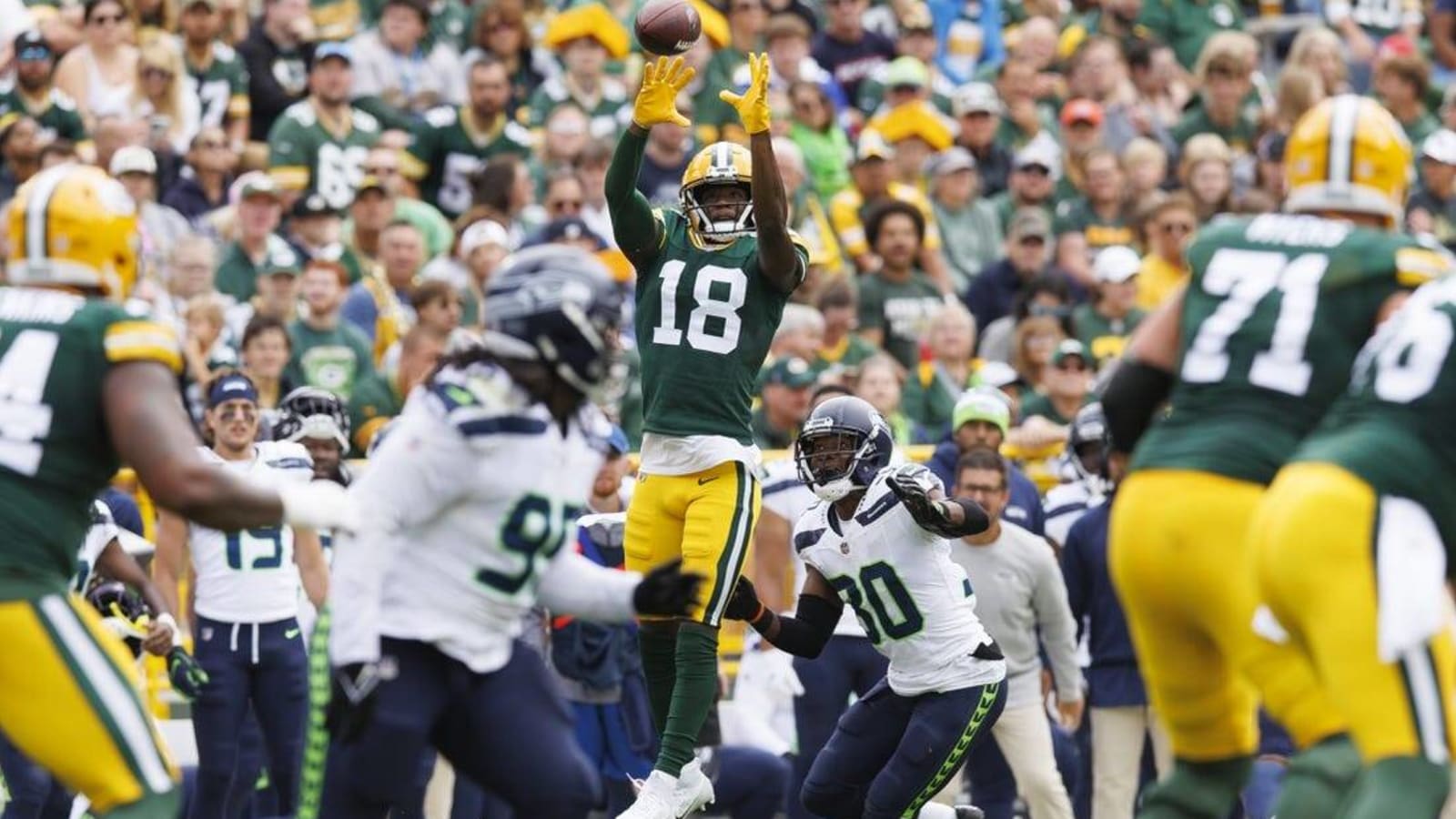 Packers score late, hang on to defeat Seahawks