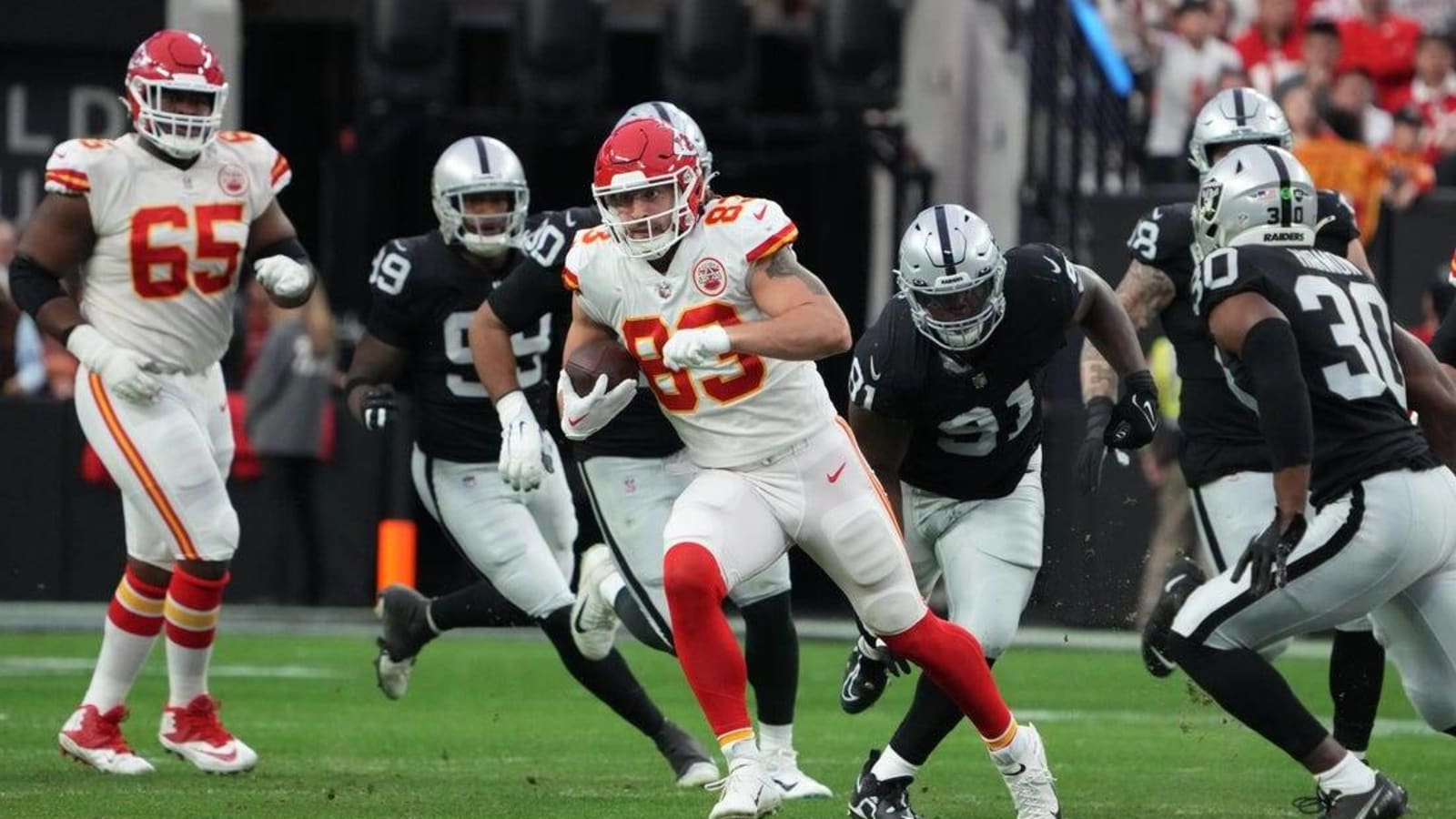 Chiefs blast Raiders, clinch No. 1 seed in AFC