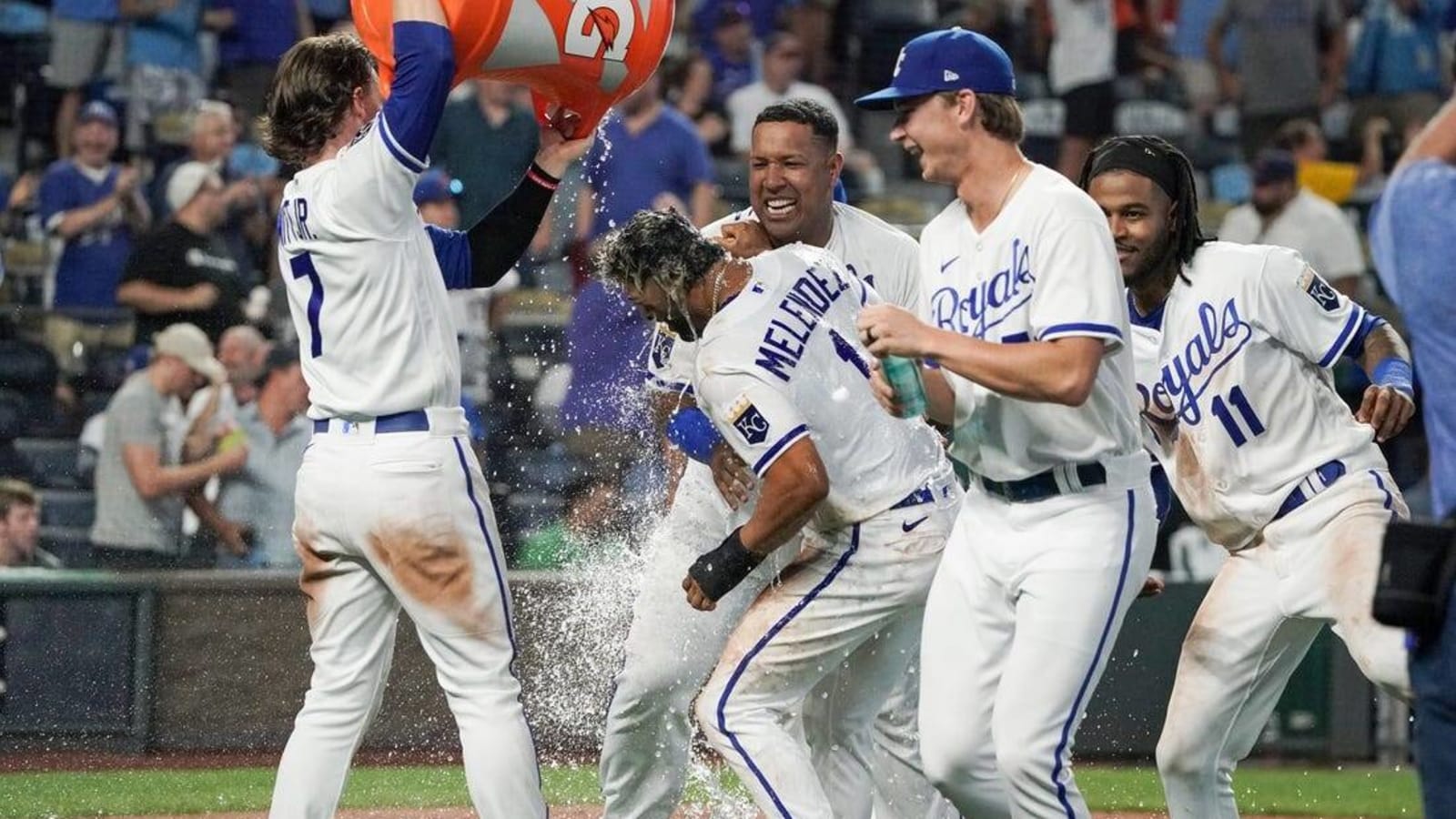 Royals plate winning run on balk, edge Mets in 10th