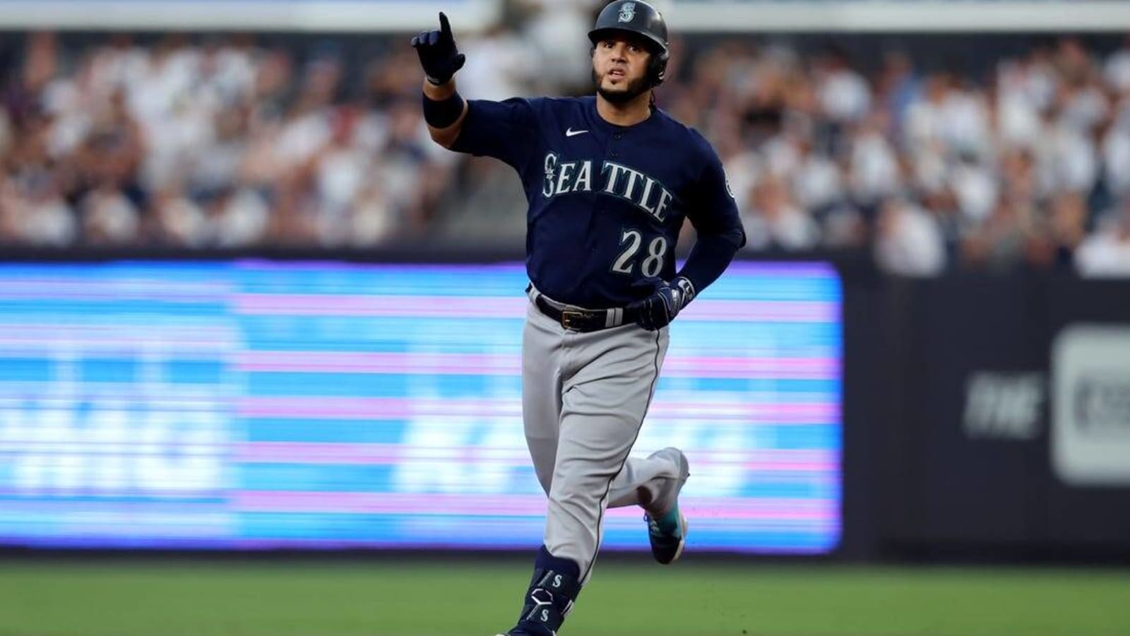 Mariners stifle late rally, edge Yankees