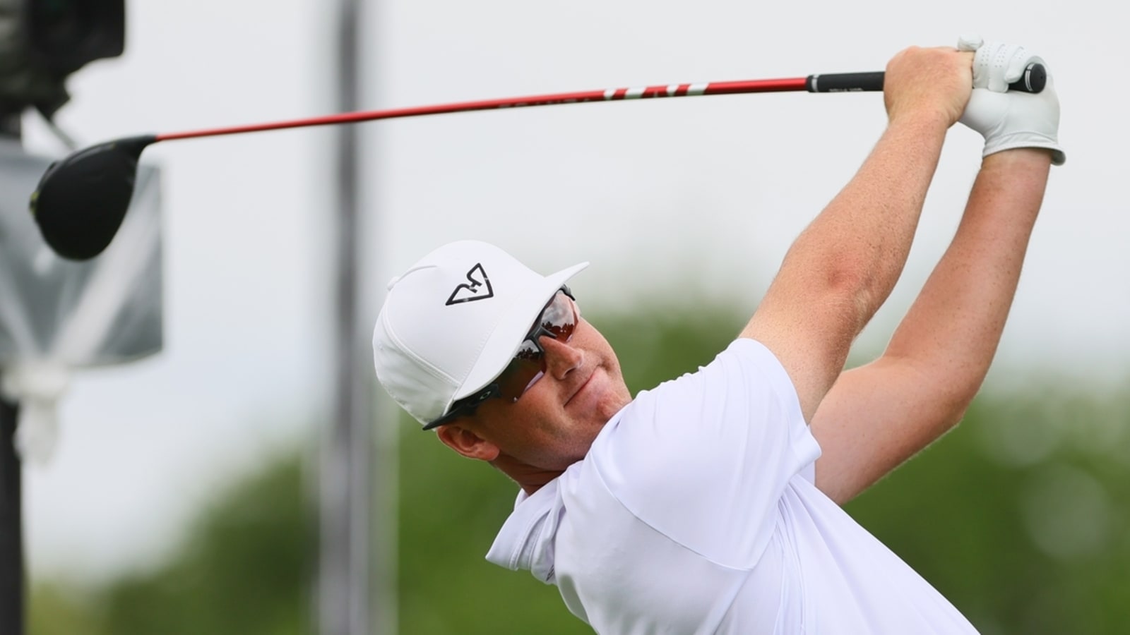 Andy Ogletree cards bogey-free round to seize lead at LIV UK