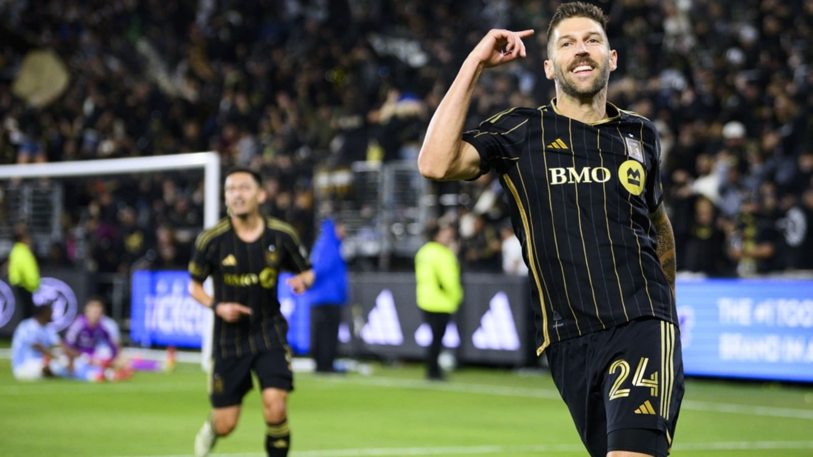 Ryan Hollingshead&#39;s goal lifts unbeaten LAFC past NYCFC