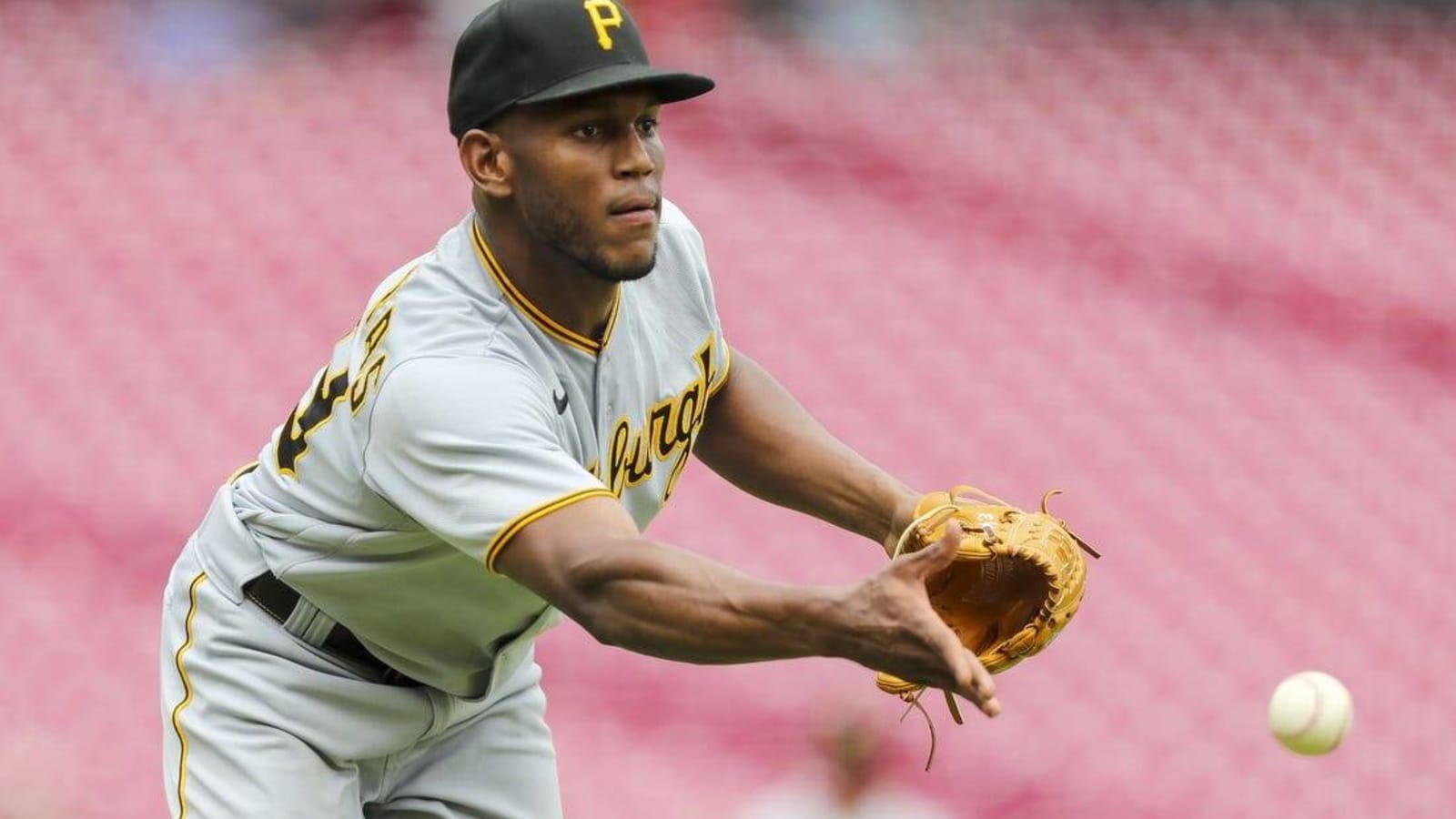 Roansy Contreras fuels Pirates past Reds in Game 1