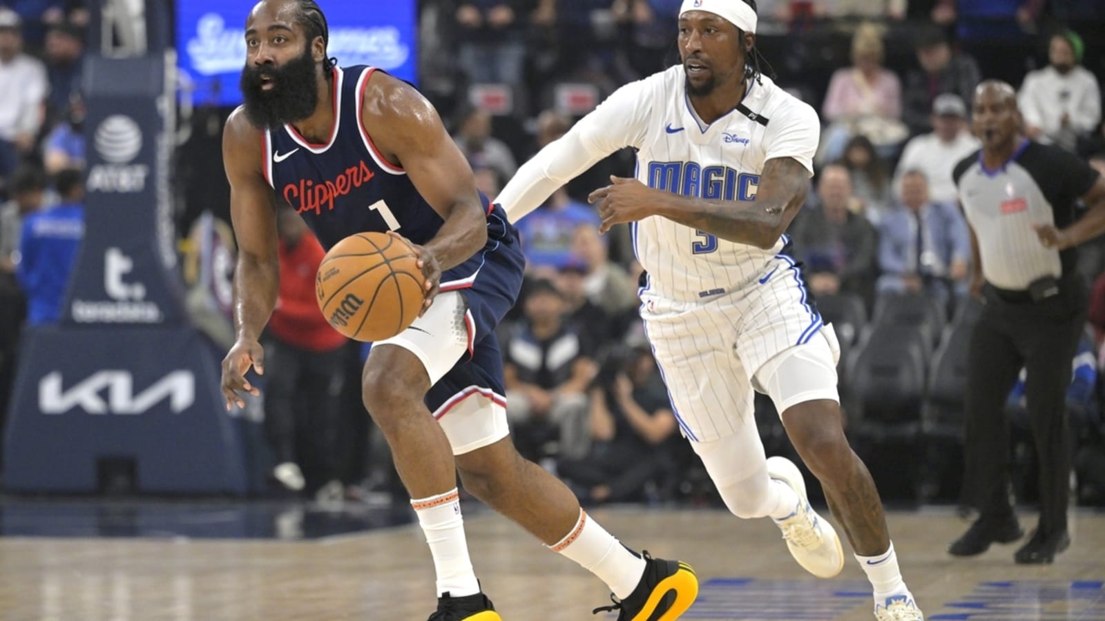 Clippers stay hot at home, hold off Magic