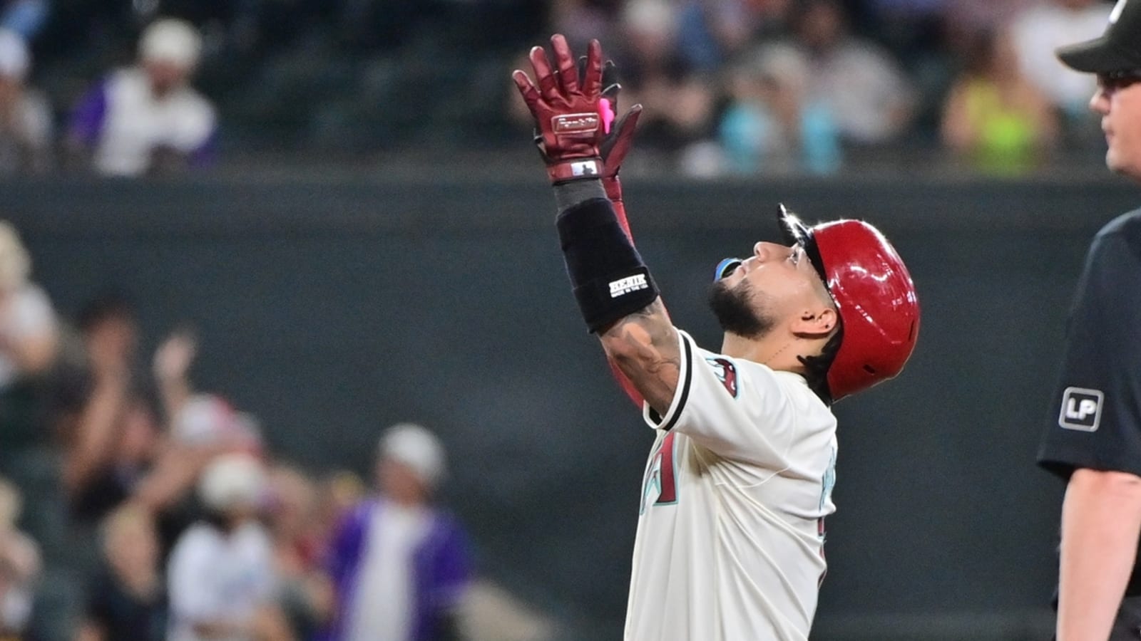 D-backs hang on to edge Nats