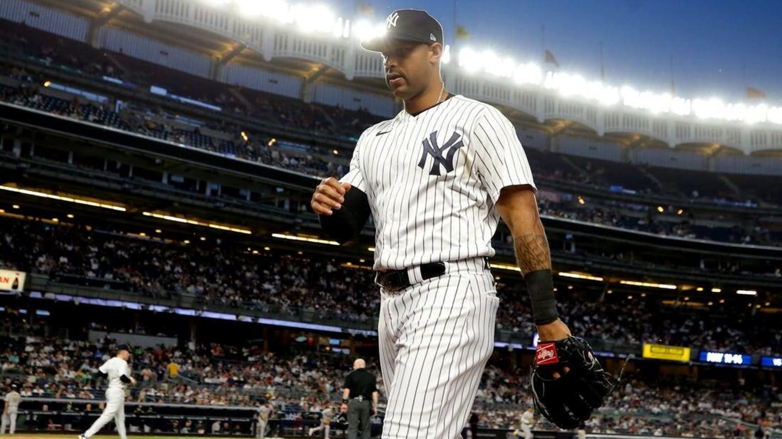 Yankees officially release OF Aaron Hicks