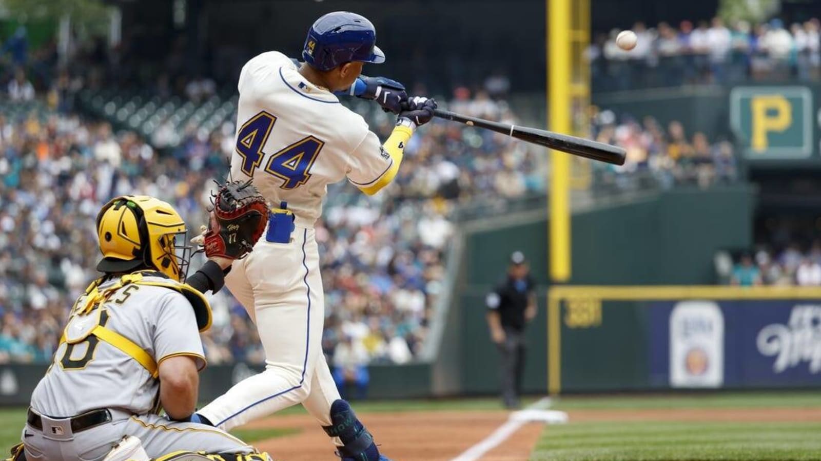 Eugenio Suarez&#39;s walk-off blast gives Mariners win over Pirates