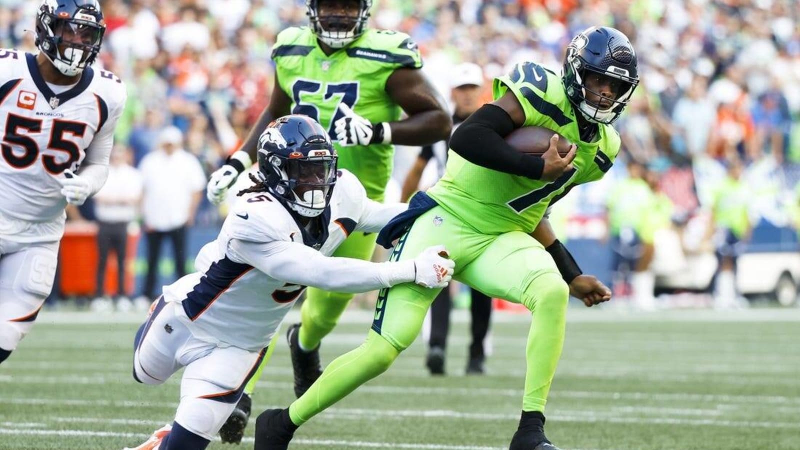 Seahawks hang on for win over Broncos, Russell Wilson