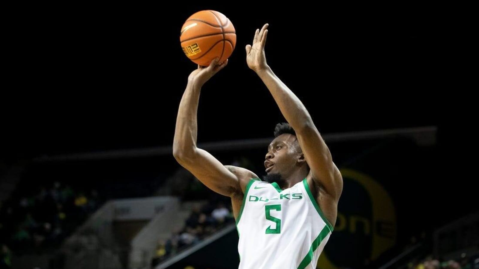 Jermaine Couisnard pours in 27 as Oregon handles Kent St.