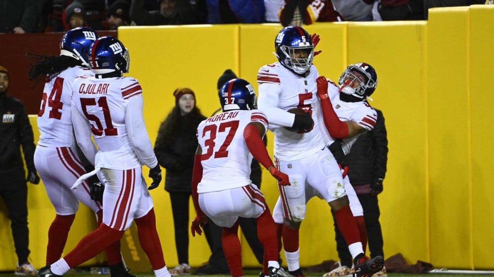 Giants hold off Commanders, improve wild-card chances