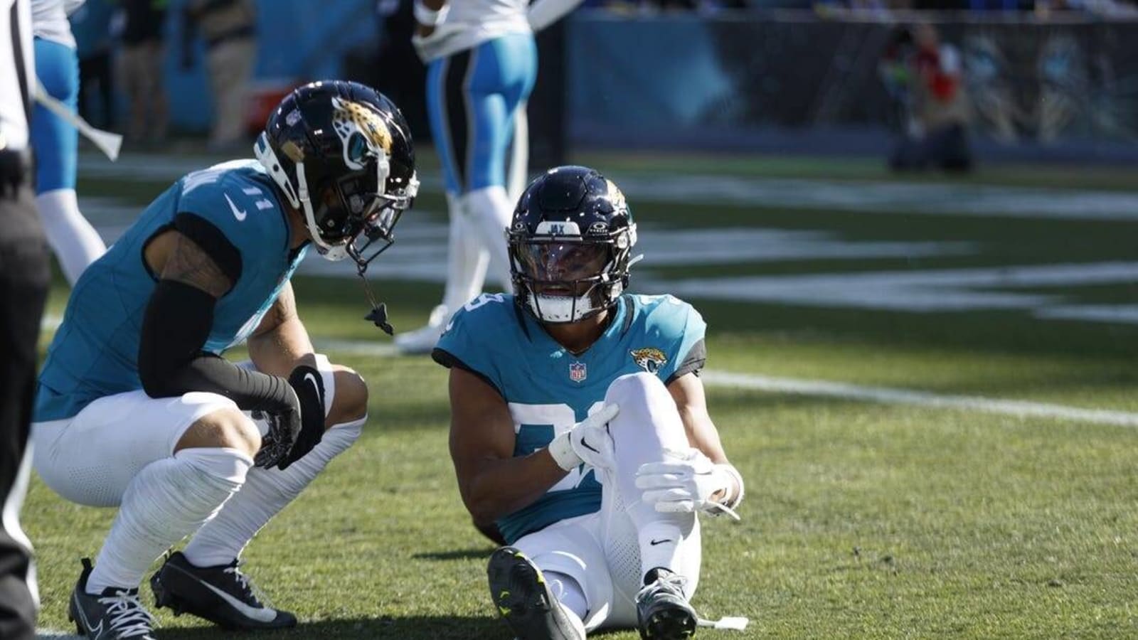 Jaguars WR/KR Jamal Agnew done with fractured leg