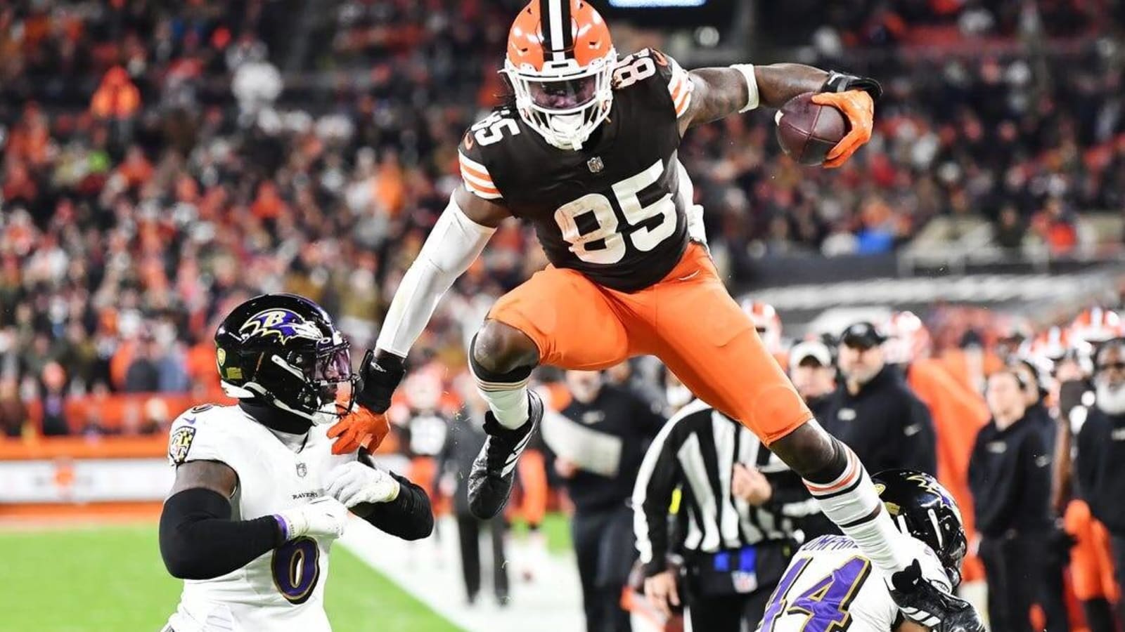 Browns score lone TD to clip Ravens