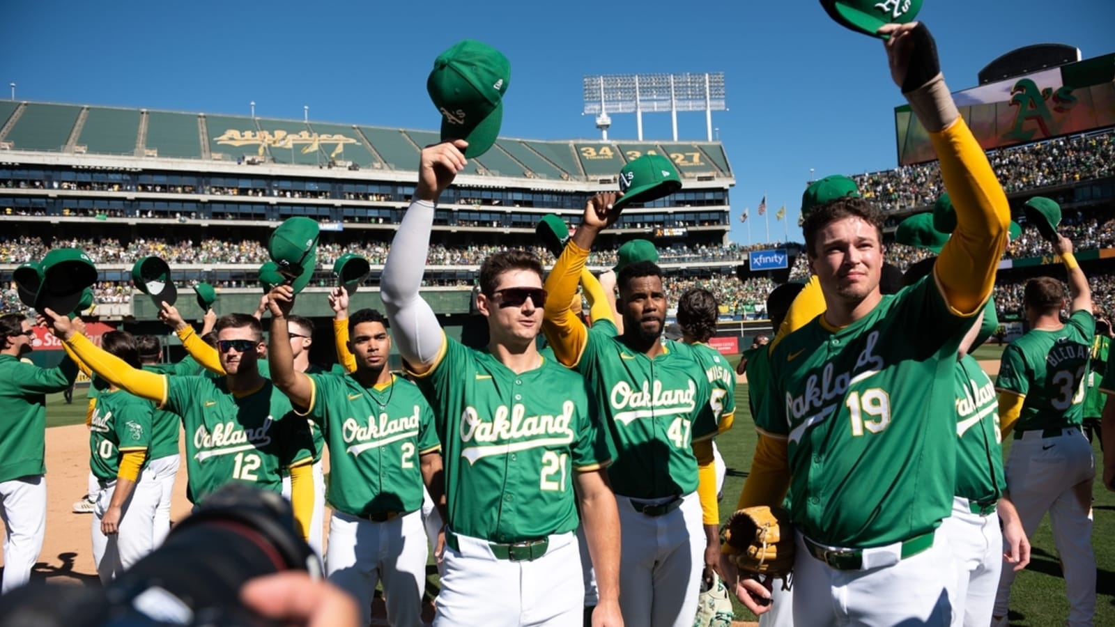 Mariners, A&#39;s start season-ending series after emotional day