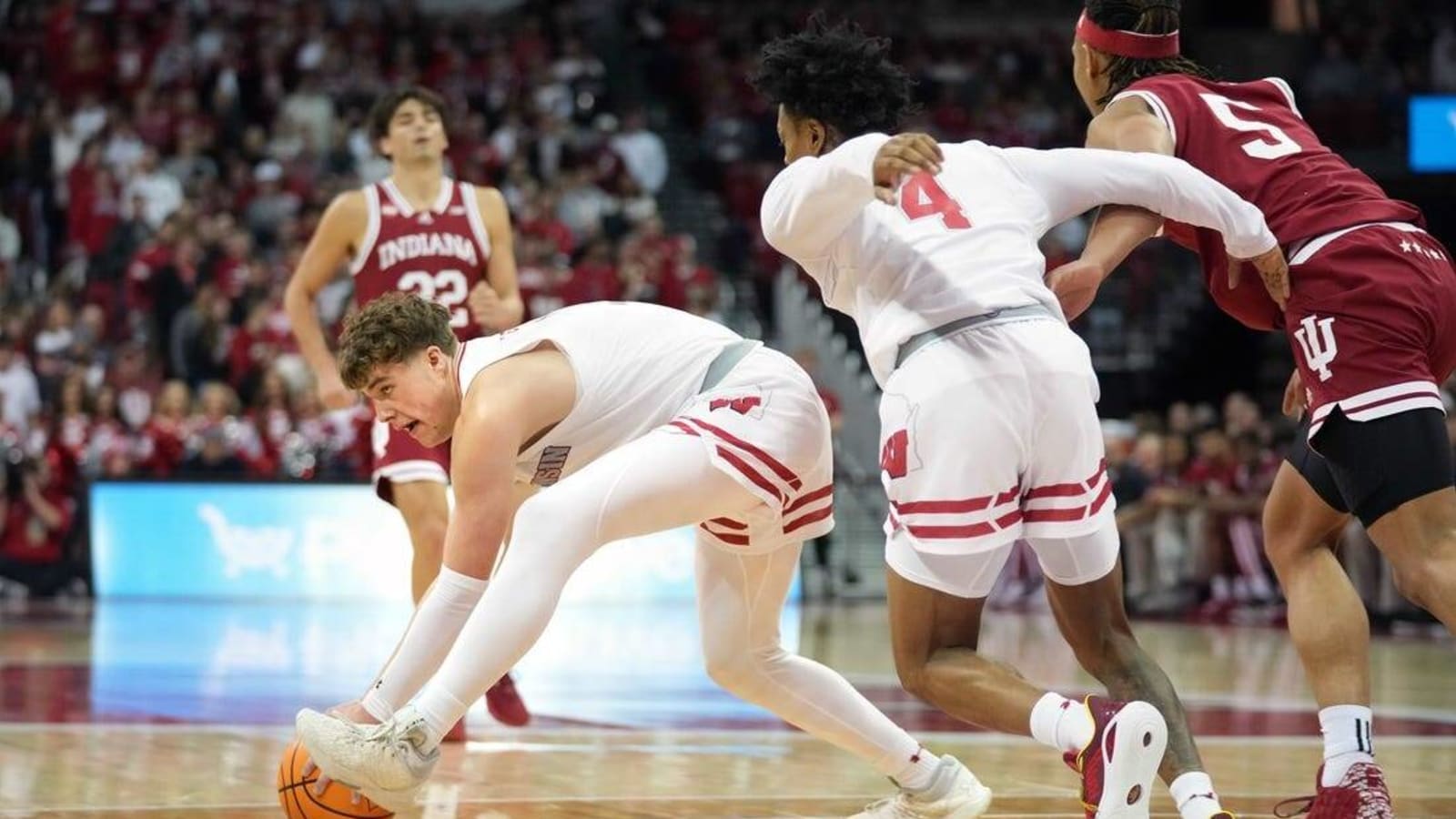 Max Klesmit&#39;s big 2nd half lifts No. 11 Wisconsin past Indiana