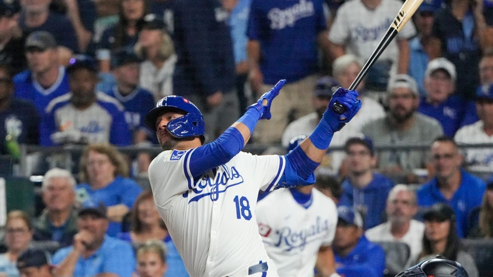 Reports: Padres land Yuli Gurriel on minor league deal