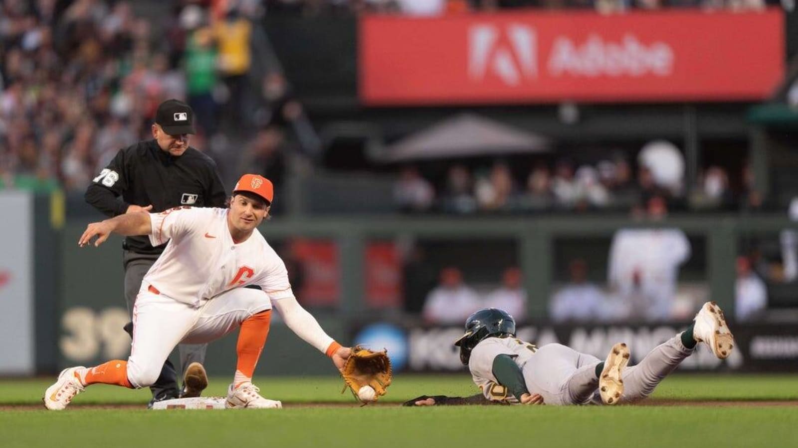 Giants edge A&#39;s, end six-game losing streak