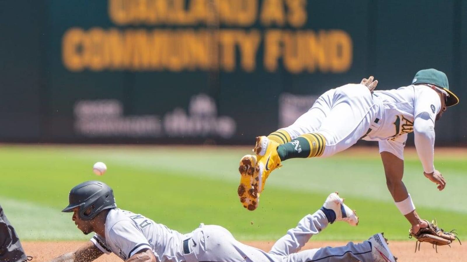 White Sox score early, hold off Athletics