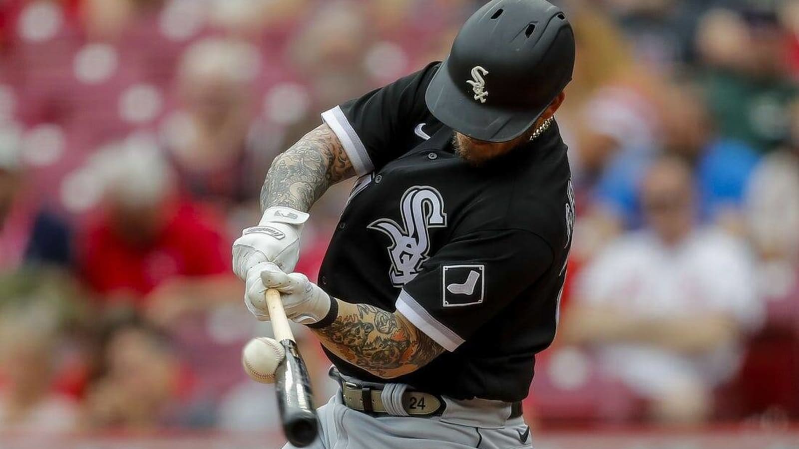White Sox score 11 in 2nd inning, go on to dominate Reds