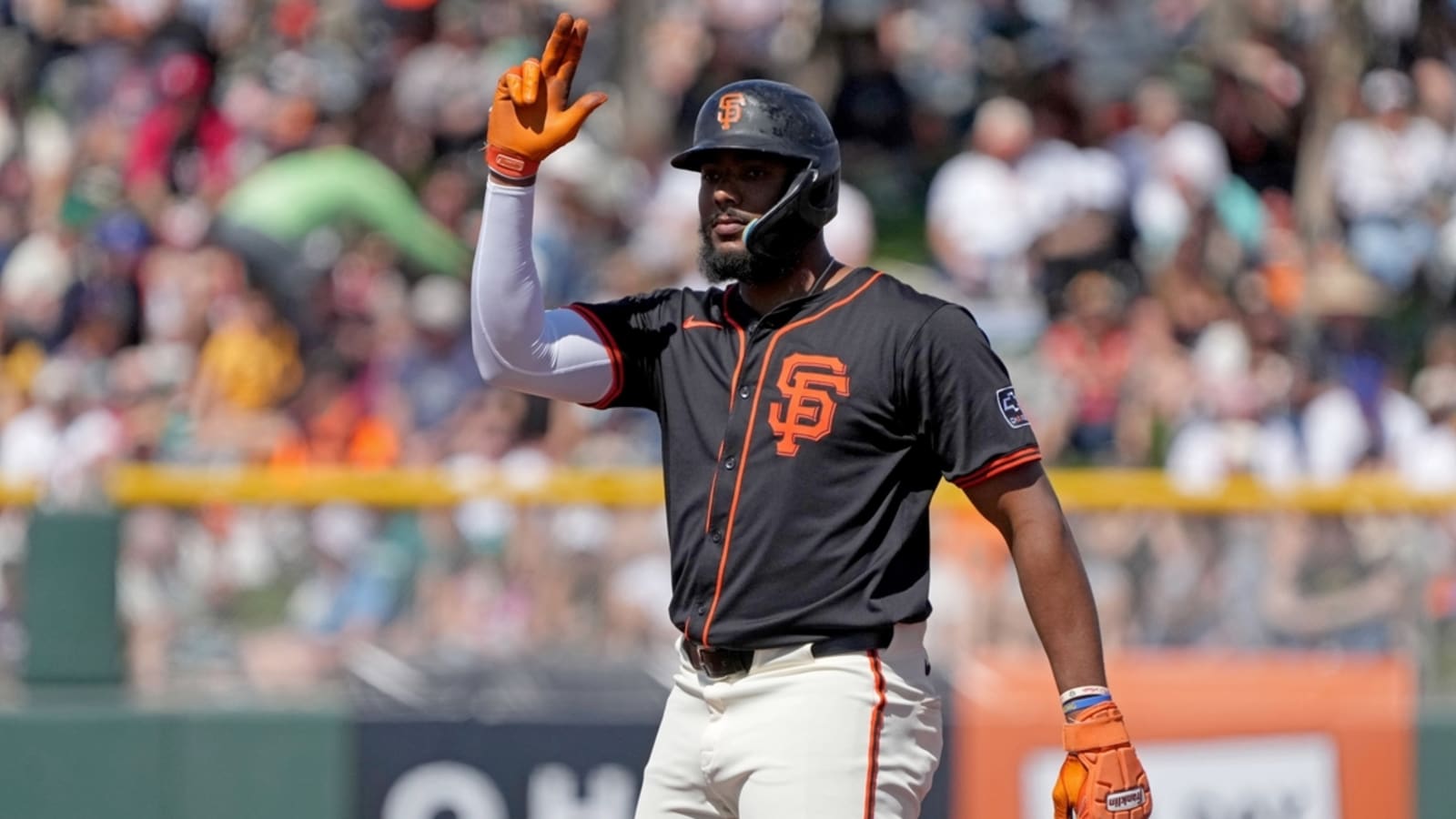 Reports: Giants OF/DH Jerar Encarnacion fractures left hand