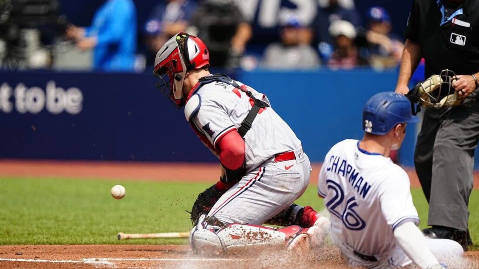 Twins rally with 7-run eighth to topple Blue Jays