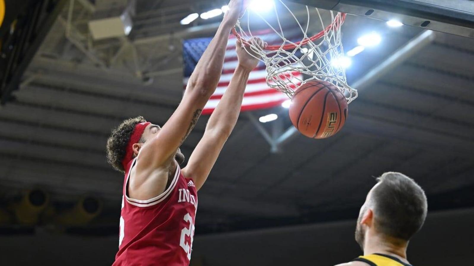 Kris Murray, Iowa knock off No. 15 Indiana in thriller