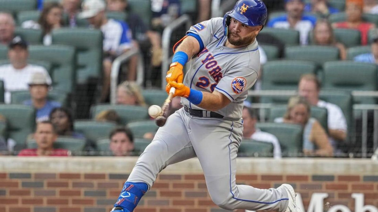 Mets keep rolling, crush Braves