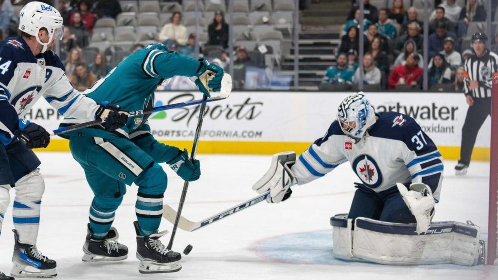 Jets extend win streak, leave Sharks reeling