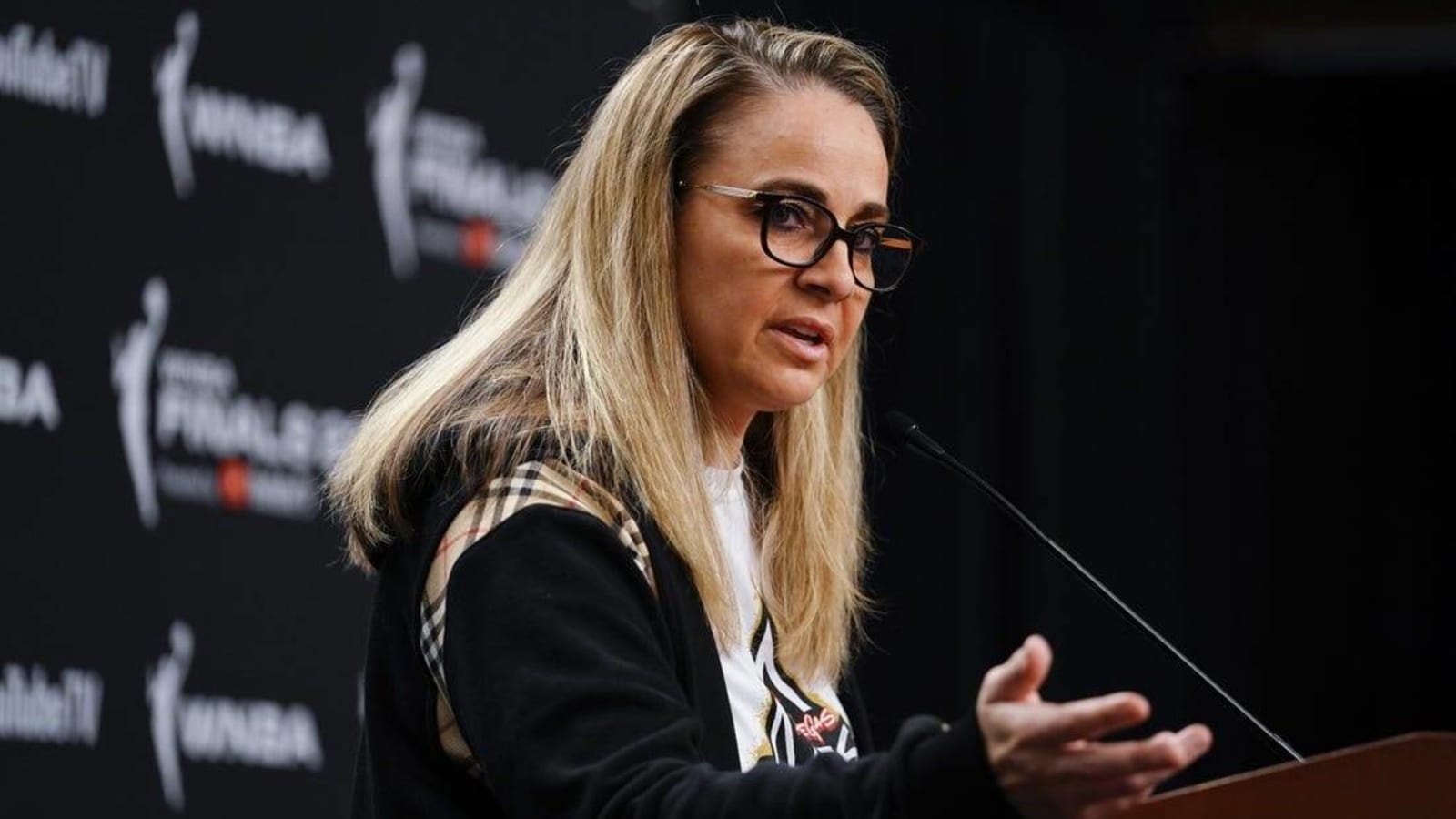 WNBA rescinds Aces' 2025 1stround pick, suspends Becky Hammon Yardbarker