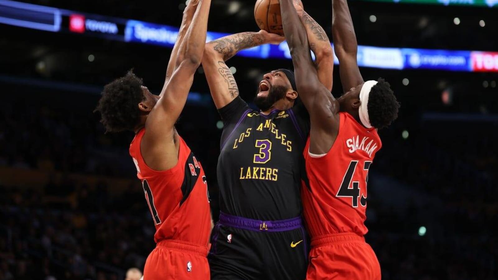 Lakers string together back-to-back wins by edging Raptors