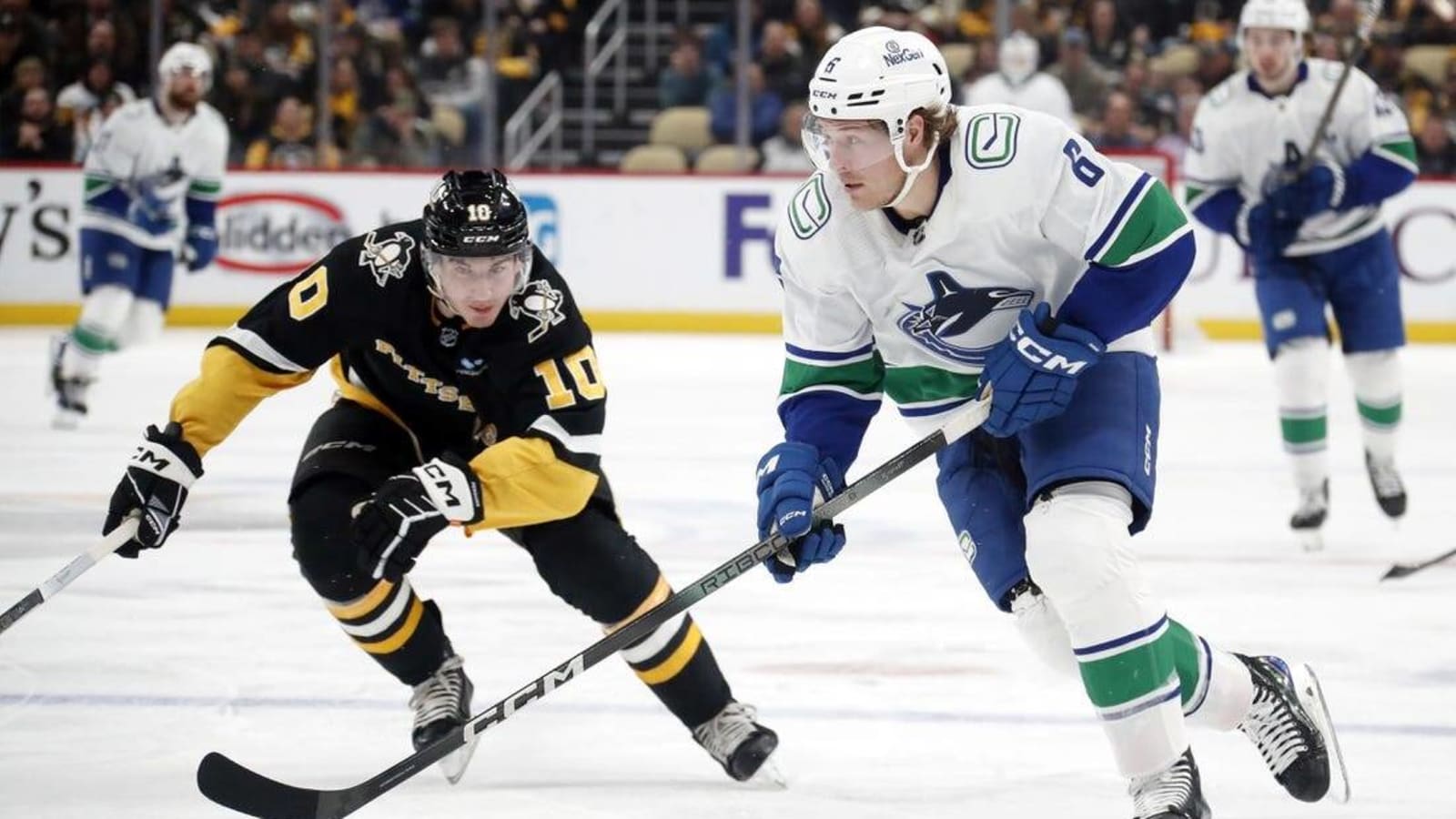 Elias Pettersson&#39;s 2nd goal of game lifts Canucks over Pens