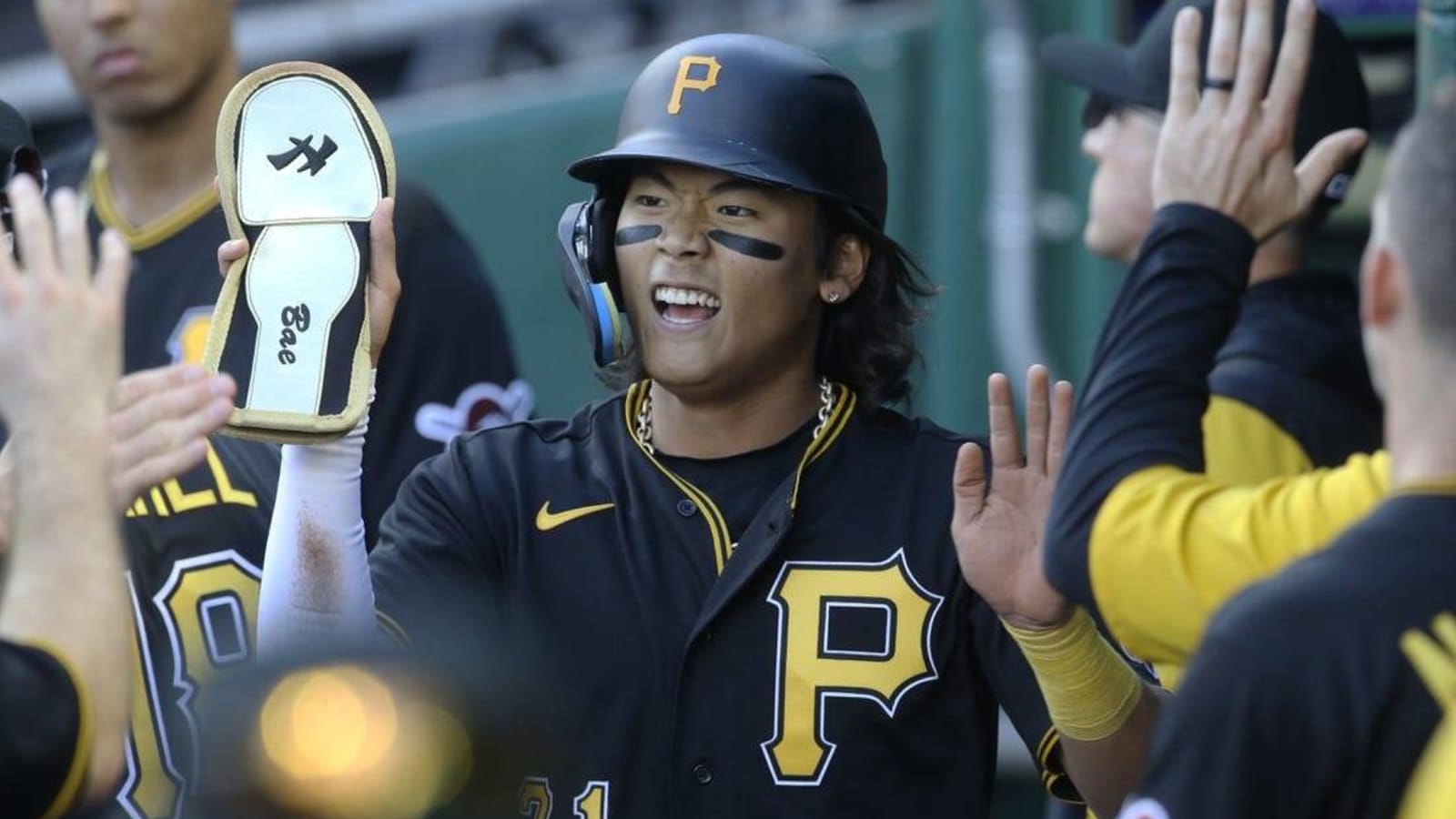 Pirates finish season on high note, upend Cardinals