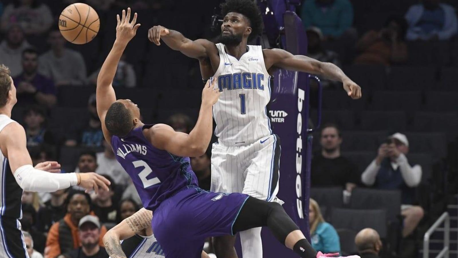 Balanced scoring carries Magic over Hornets