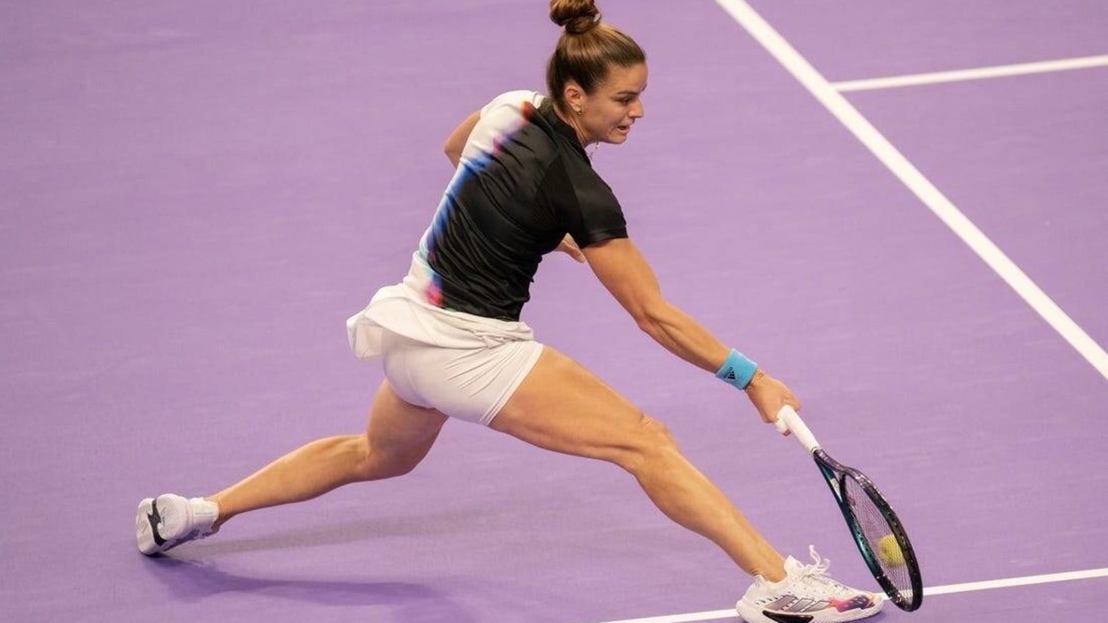 Maria Sakkari, Aryna Sabalenka open WTA Finals with tight wins