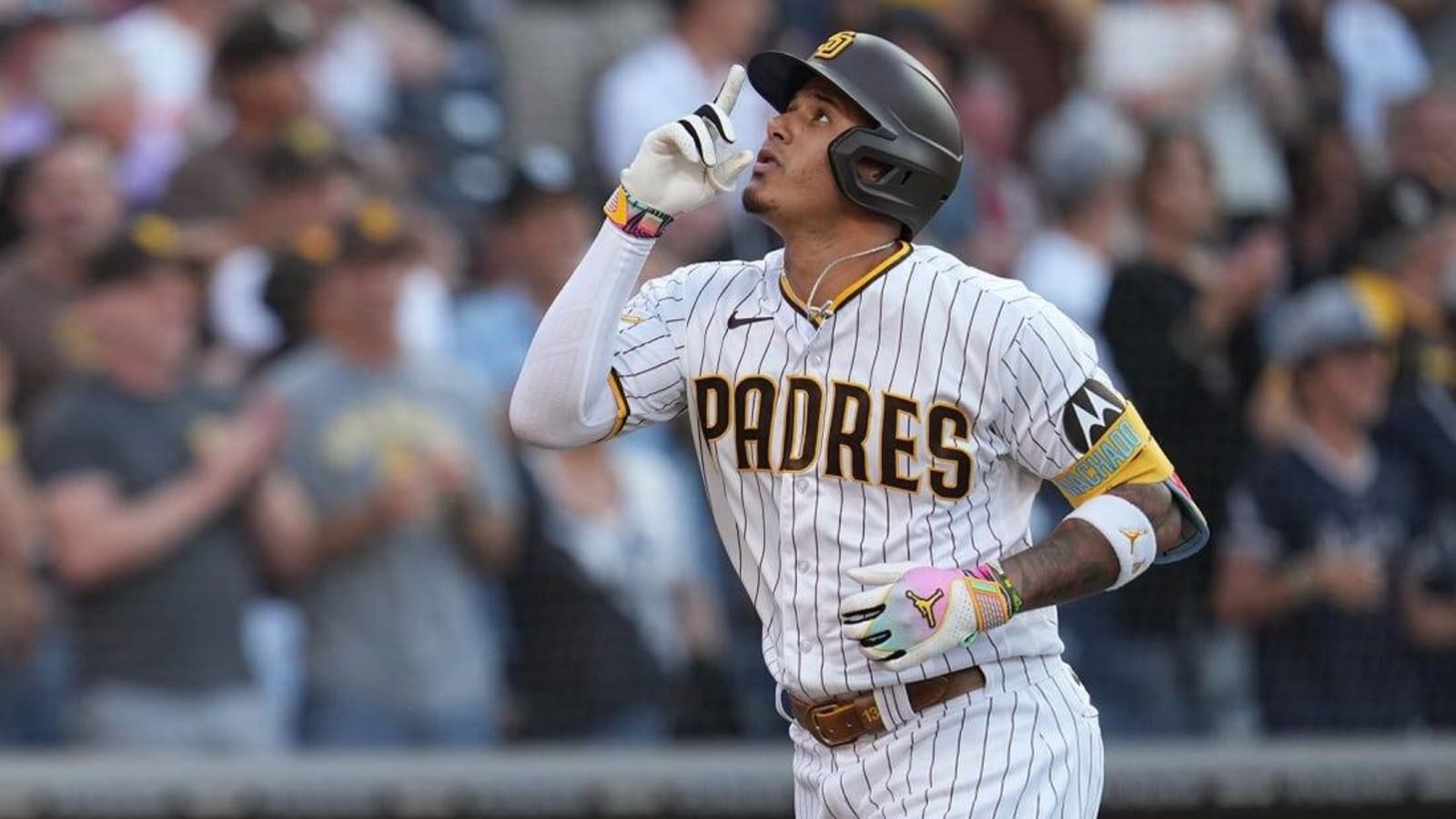 Solo HRs fuel Padres in victory vs. Pirates