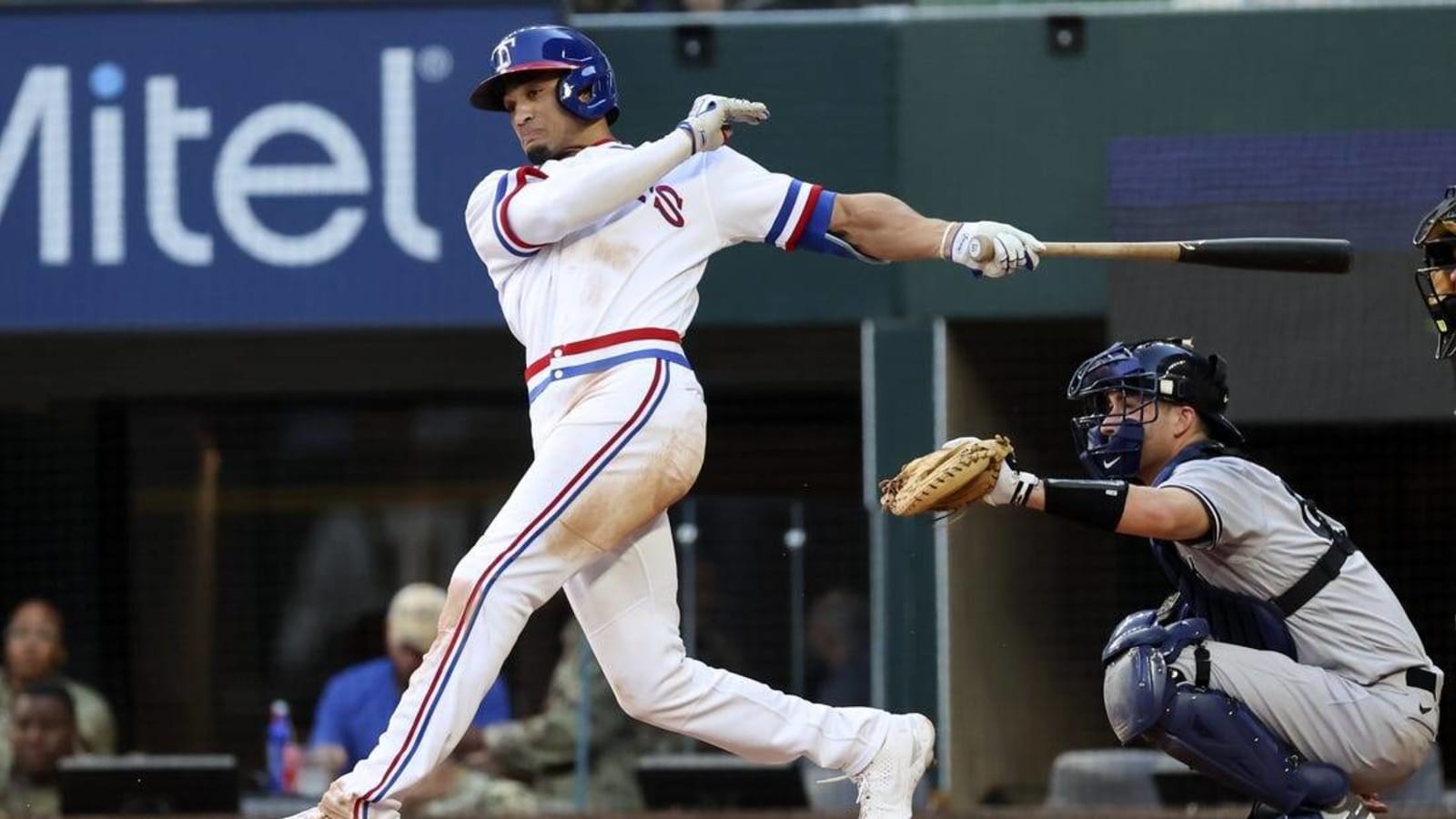 Rangers cap lackluster season by edging Yanks