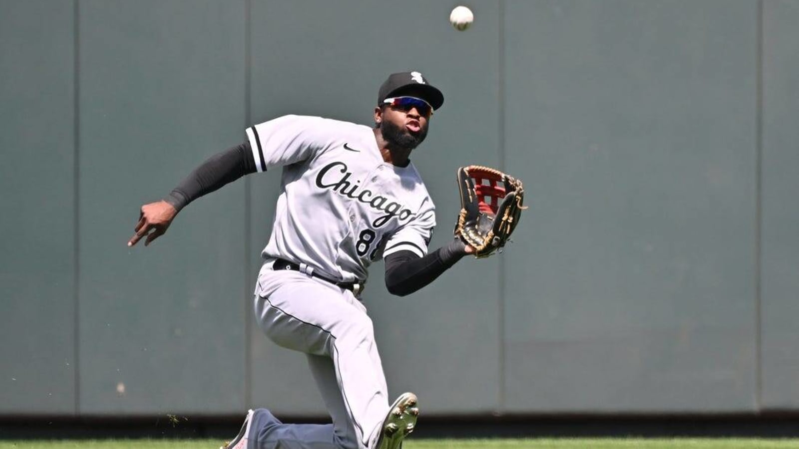 White Sox place Luis Robert on paternity list