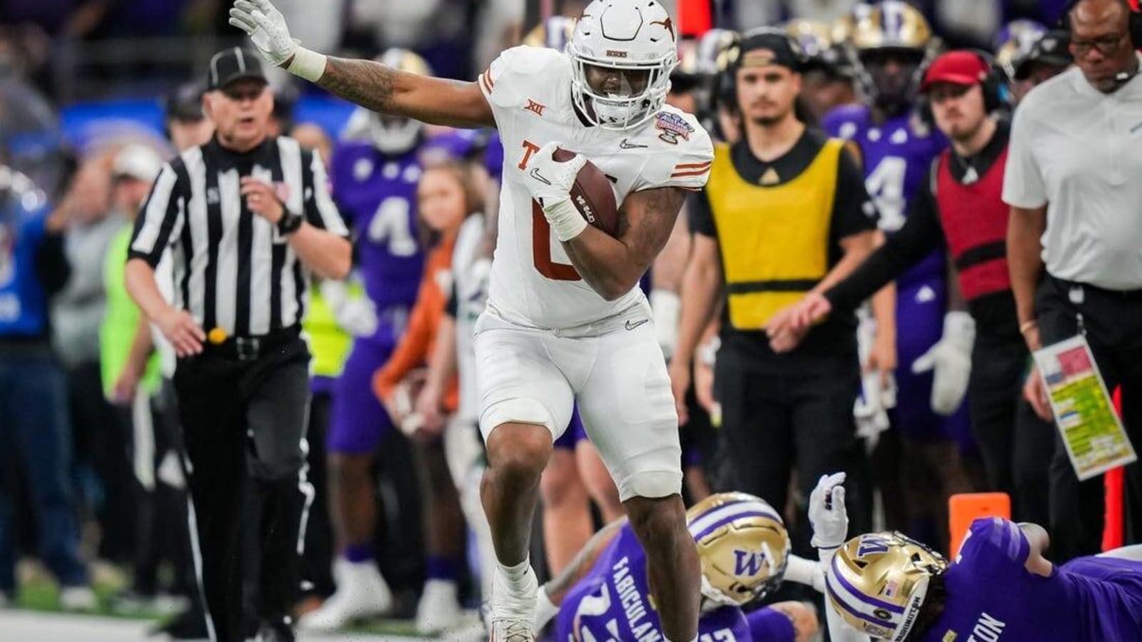 Texas TE Ja&#39;Tavion Sanders entering NFL draft