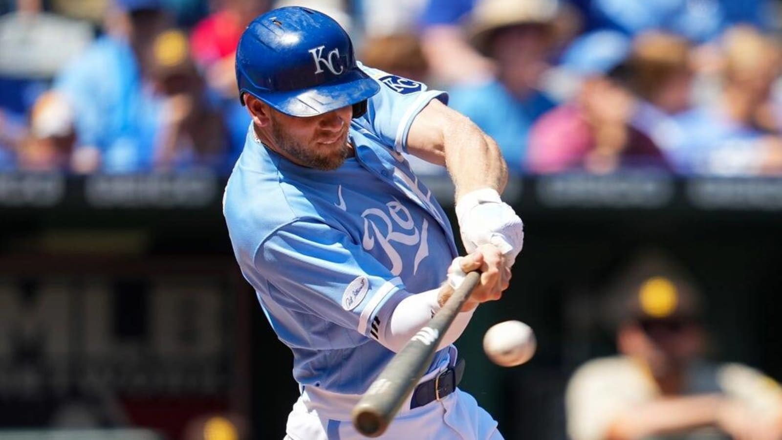 Royals avoid sweep by shellacking Padres