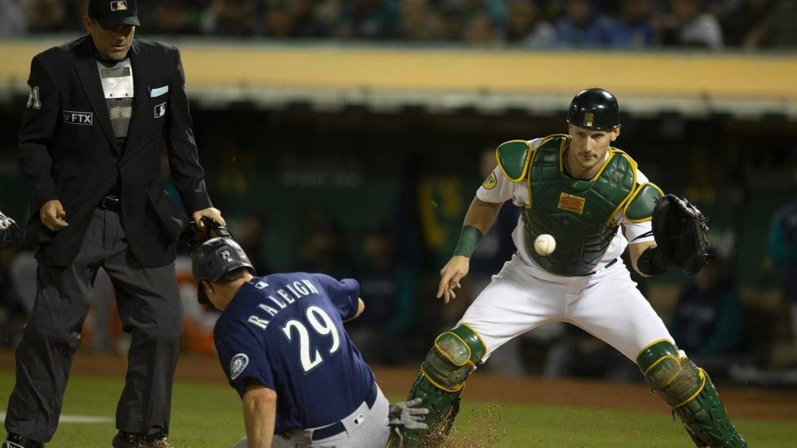 Catchers take center stage as A&#39;s host Mariners