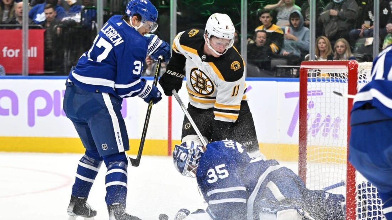 Maple Leafs hand Bruins rare loss, 2-1