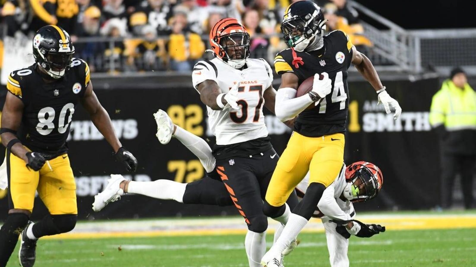 Steelers use big plays to bury Bengals