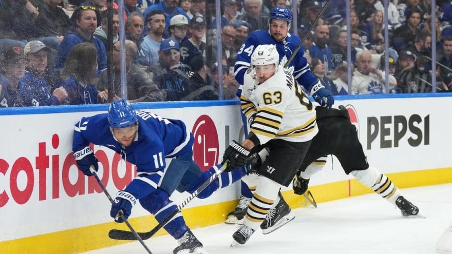 Brad Marchand&#39;s record goal helps Bruins beat Maple Leafs