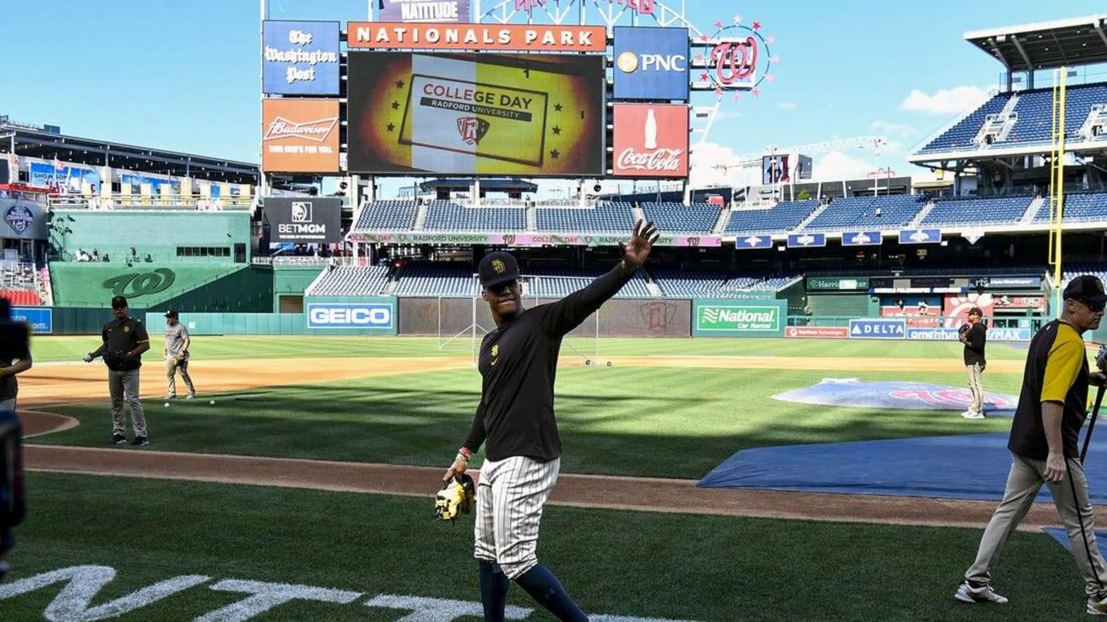 Padres&#39; Juan Soto receives cheers in return to Washington