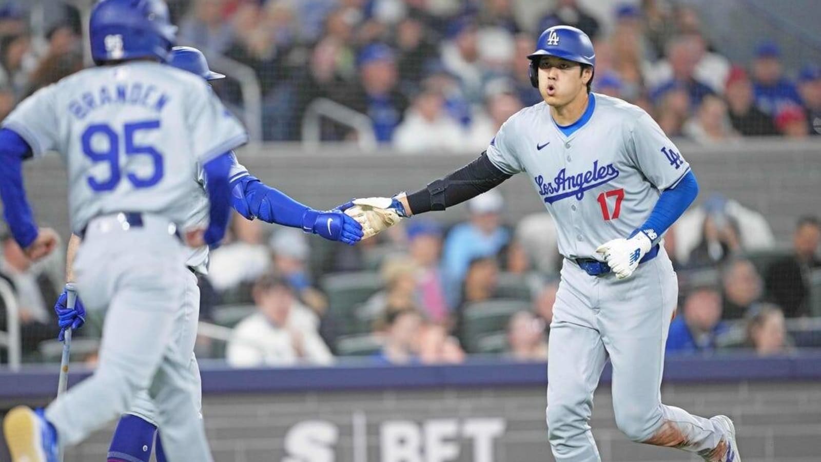 Dodgers trounce Blue Jays for fifth straight win