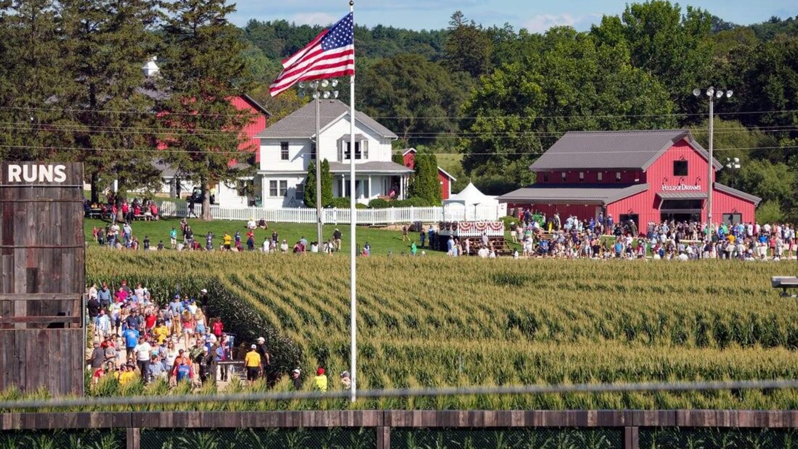 Cubs, Reds meet in Field of Dreams game