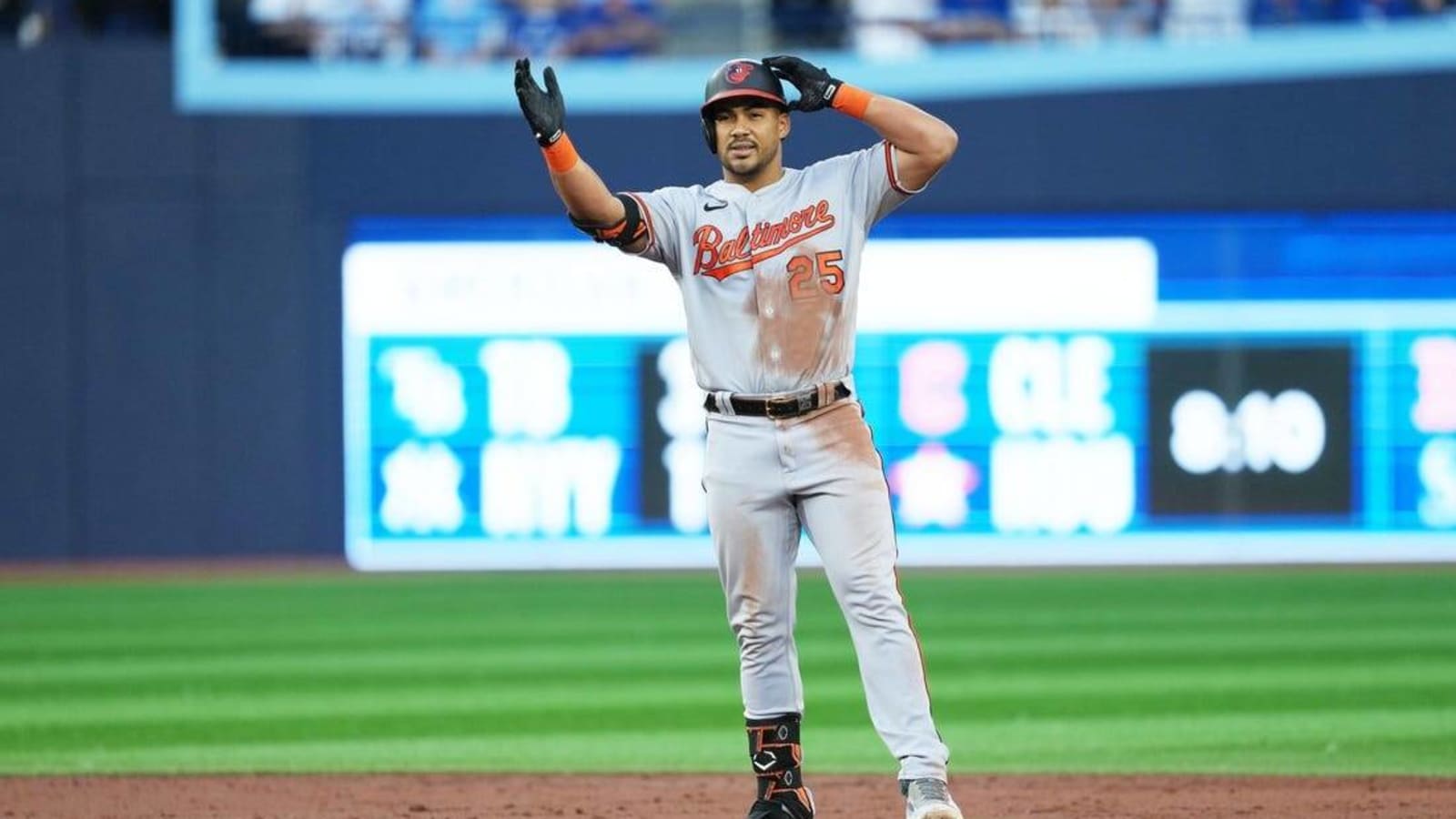 Orioles start off hot, hold on against Blue Jays