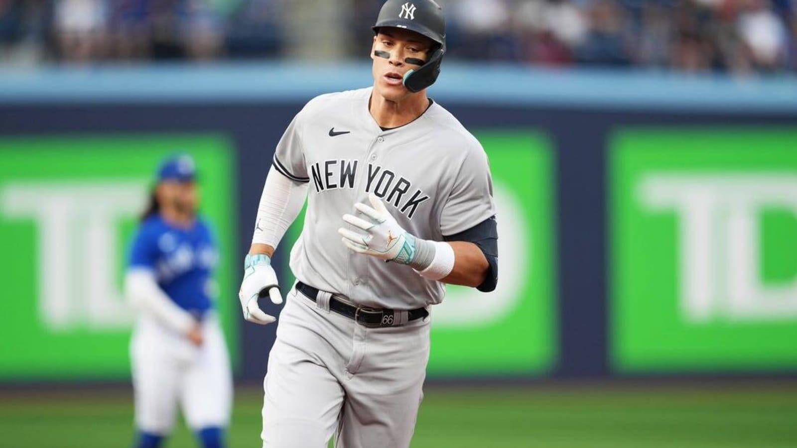 Aaron Judge&#39;s two homers carry Yankees past Jays