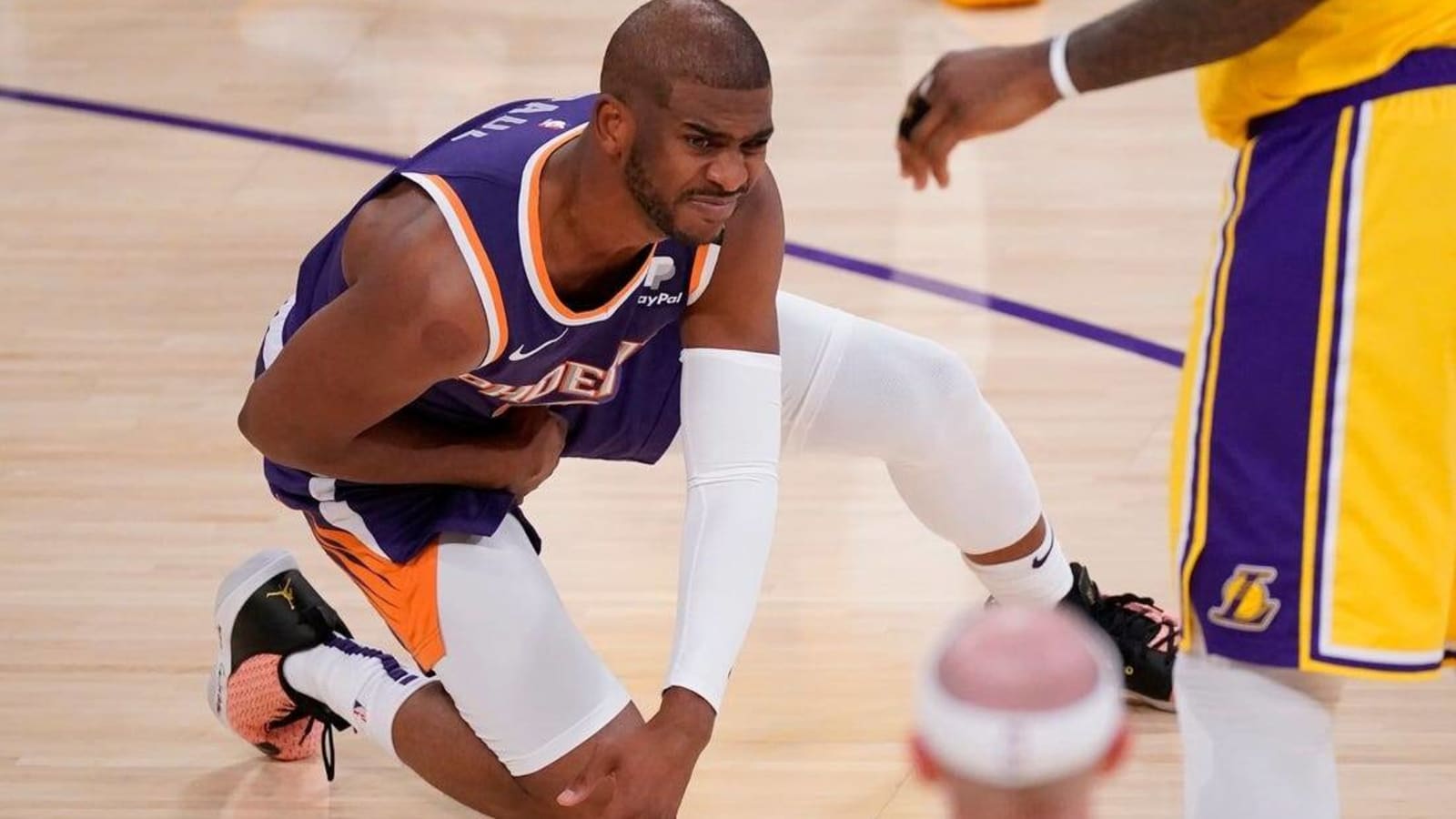 Report: Suns&#39; Chris Paul out at least 1 week, could miss Games 3-5